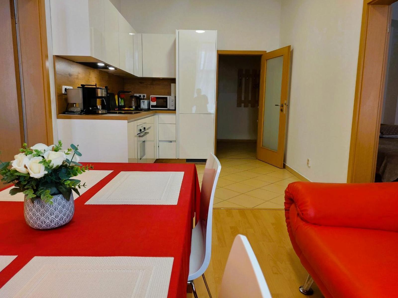 Hradec Králové Prostorny Byt V Centru 3 Kk 80 M2 מראה חיצוני תמונה